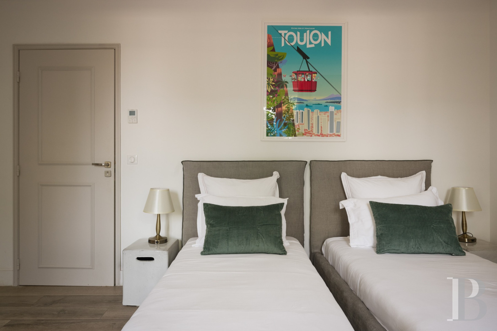 A renovated farmhouse surrounded by extensive grounds leading down to the sea, between Toulon and Hyères on the Var coast - photo  n°21